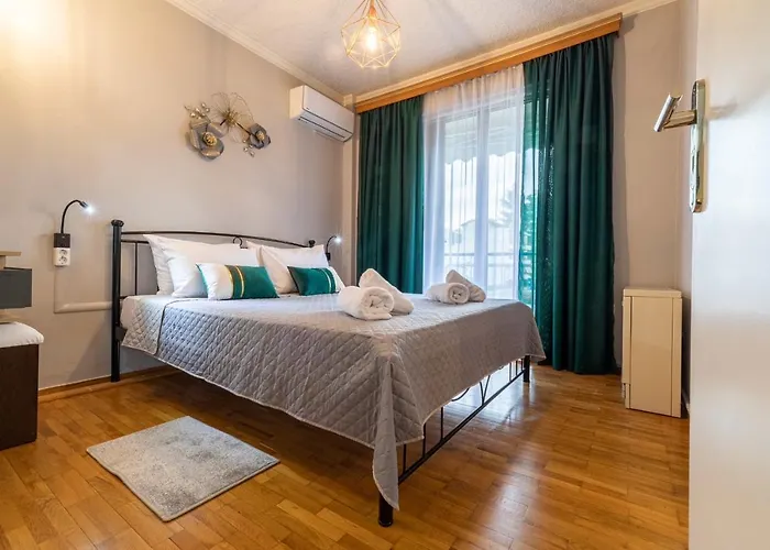 Johnny\'S Three Bedroom Apartment