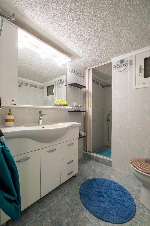 Johnny's Three Bedroom Apartment
